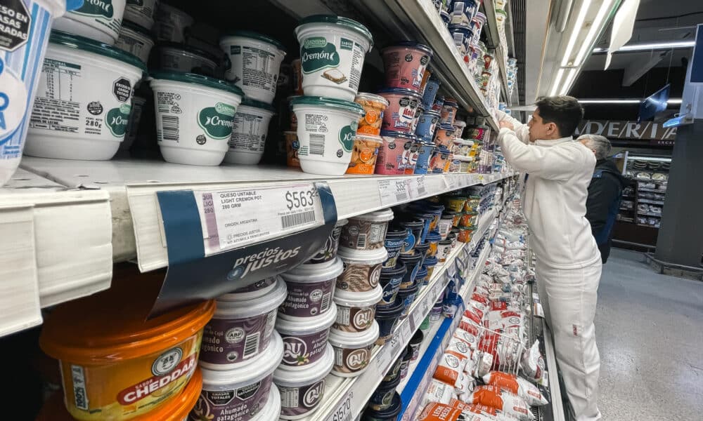 Fotografía de archivo de personas que realizan compras en un supermercado, en Buenos Aires (Argentina).  EFE/ Juan Ignacio Roncoroni