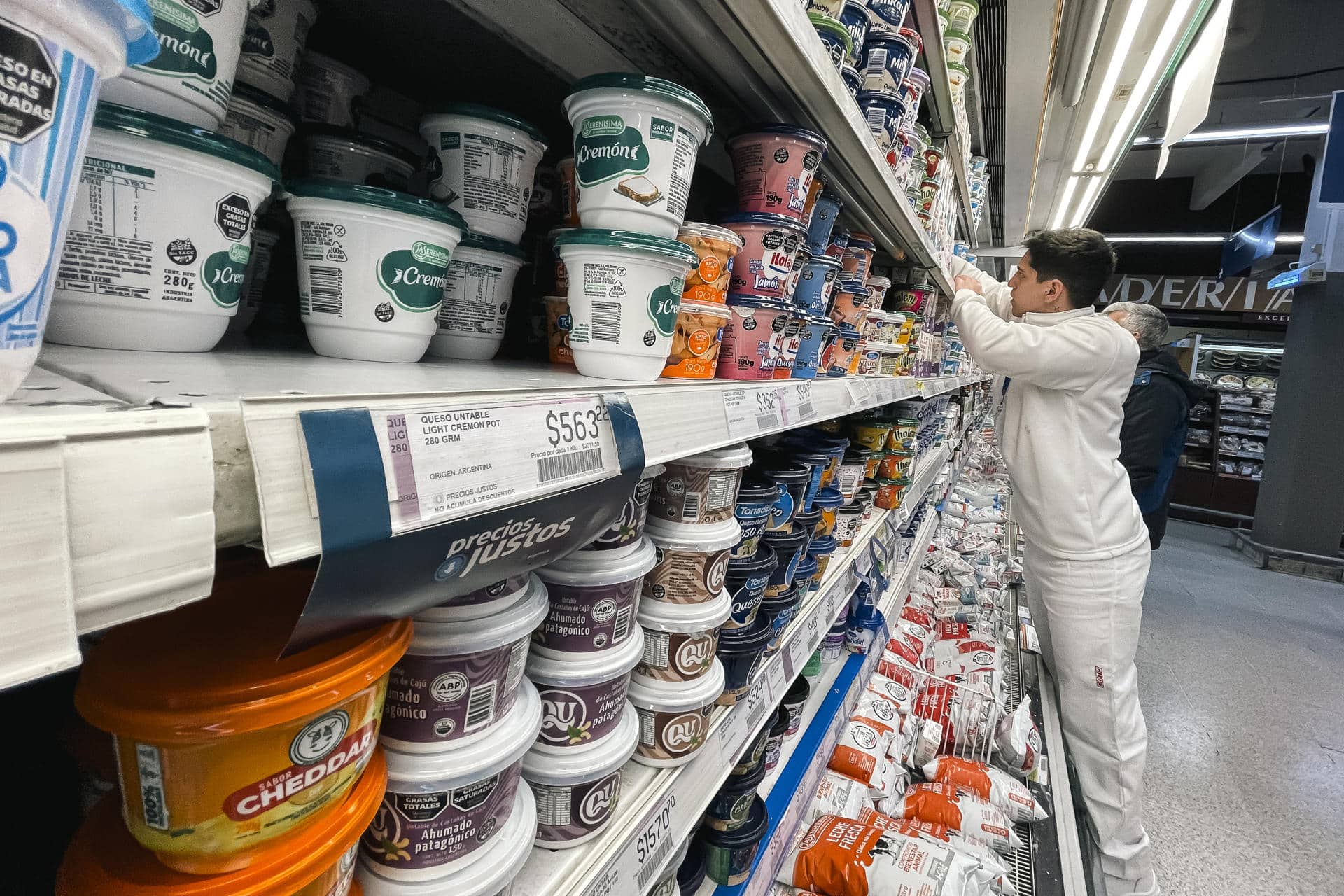 Fotografía de archivo de personas que realizan compras en un supermercado, en Buenos Aires (Argentina).  EFE/ Juan Ignacio Roncoroni