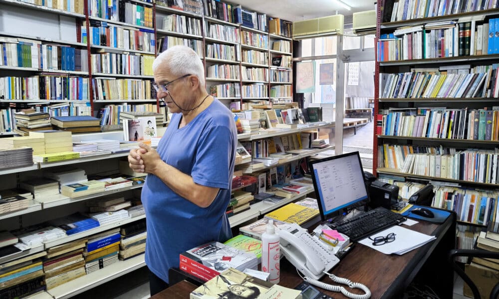 Aboude Abu Jaoude Al Fourat, dueño de la librería y empresa editorial Al Furat, durante una entrevista con EFE en Beirut. EFE/ Isaac J. Martín