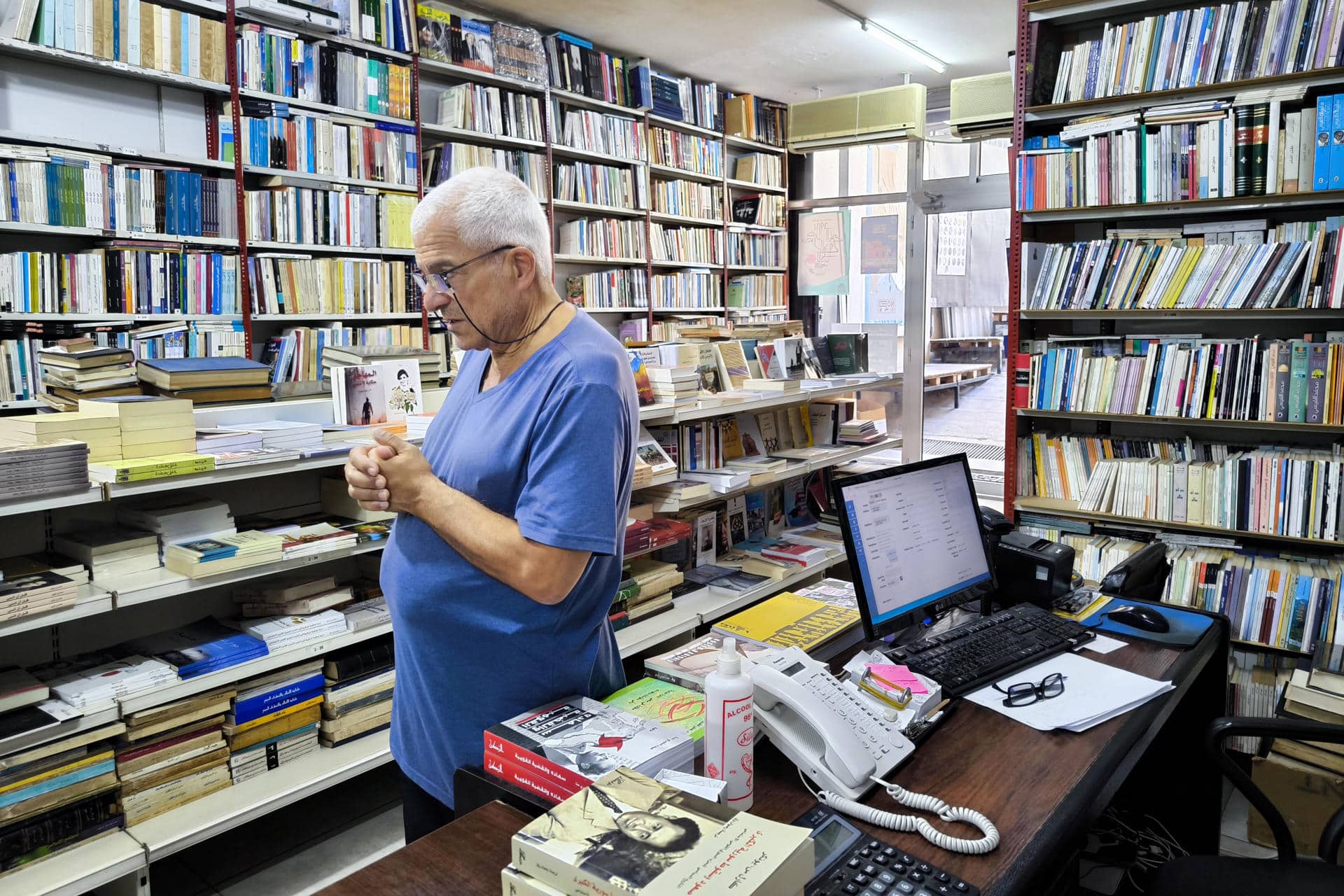 Aboude Abu Jaoude Al Fourat, dueño de la librería y empresa editorial Al Furat, durante una entrevista con EFE en Beirut. EFE/ Isaac J. Martín