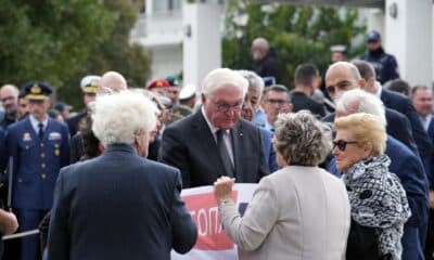 El presidente alemán Frank-Walter Steinmeier habla con descendientes de víctimas del Holocausto durante su visita al pueblo de Kandanos en Creta, Grecia, el 31 de octubre de 2024. Durante la ocupación alemana, las tropas nazis masacraron a los 180 habitantes del pueblo de Kandanos en Creta y quemaron el pueblo hasta los cimientos. El presidente de Alemania se encuentra de visita oficial en Grecia del 29 al 31 de octubre. (Germany, Greece) EFE/EPA/Pattakos Petros