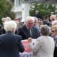 El presidente alemán Frank-Walter Steinmeier habla con descendientes de víctimas del Holocausto durante su visita al pueblo de Kandanos en Creta, Grecia, el 31 de octubre de 2024. Durante la ocupación alemana, las tropas nazis masacraron a los 180 habitantes del pueblo de Kandanos en Creta y quemaron el pueblo hasta los cimientos. El presidente de Alemania se encuentra de visita oficial en Grecia del 29 al 31 de octubre. (Germany, Greece) EFE/EPA/Pattakos Petros