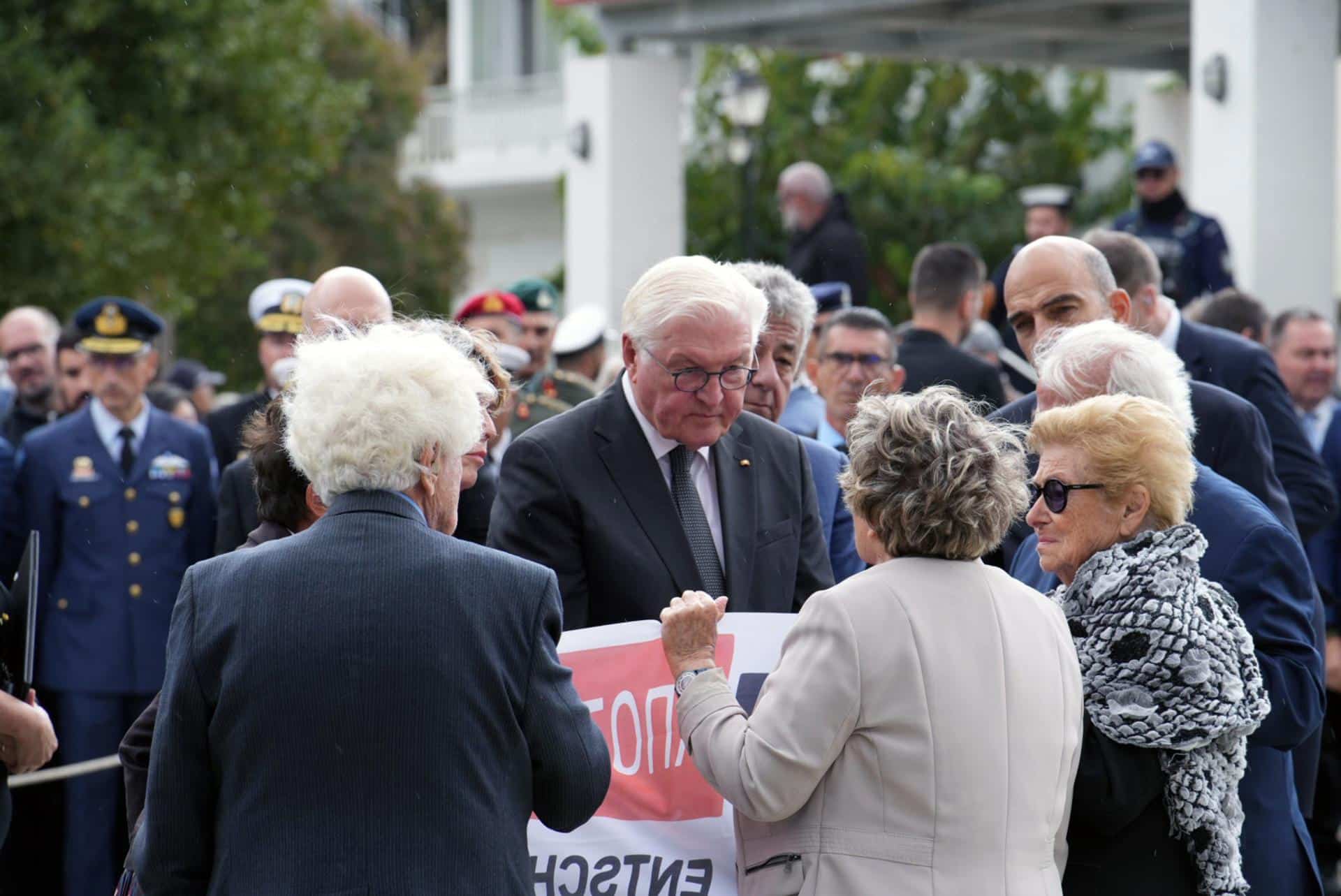 El presidente alemán Frank-Walter Steinmeier habla con descendientes de víctimas del Holocausto durante su visita al pueblo de Kandanos en Creta, Grecia, el 31 de octubre de 2024. Durante la ocupación alemana, las tropas nazis masacraron a los 180 habitantes del pueblo de Kandanos en Creta y quemaron el pueblo hasta los cimientos. El presidente de Alemania se encuentra de visita oficial en Grecia del 29 al 31 de octubre. (Germany, Greece) EFE/EPA/Pattakos Petros