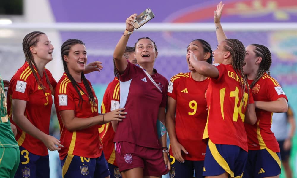 Algunas futbolistas de España se toman una foto al ganar el partido de cuartos de final del Mundial sub-17 a Ecuador. EFE/ Orlando Barría