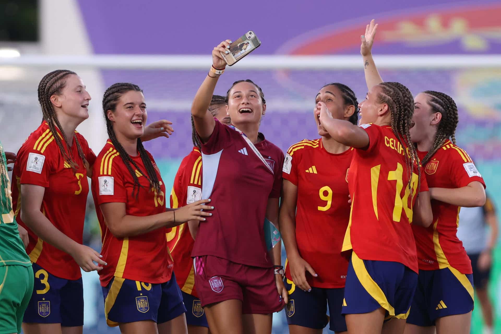 Algunas futbolistas de España se toman una foto al ganar el partido de cuartos de final del Mundial sub-17 a Ecuador. EFE/ Orlando Barría