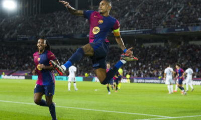 El delantero brasileño del FC Barcelona Raphinha celebra su gol, segundo del equipo blaugrana, durante el encuentro correspondiente a la segunda jornada de la Liga de Campeones que disputaron FC Barcelona y Young Boys en el Estadio Olímpico Lluis Companys, en Barcelona. EFE/Enric Fontcuberta.