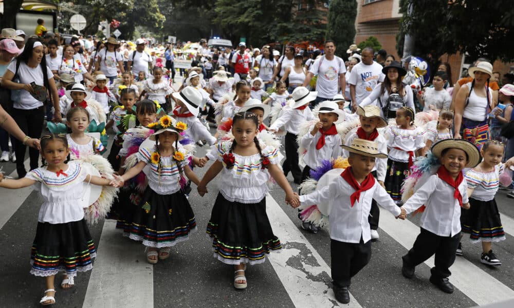 Fotografía de archivo del 3 de agosto de 2024 de un grupo de niños que participan en la edición 35 del Desfile de Silleteritos, en el inicio de la 67° Feria de las Flores, en Medellín (Colombia). EFE/Luis Eduardo Noriega Arboleda