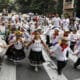 Fotografía de archivo del 3 de agosto de 2024 de un grupo de niños que participan en la edición 35 del Desfile de Silleteritos, en el inicio de la 67° Feria de las Flores, en Medellín (Colombia). EFE/Luis Eduardo Noriega Arboleda