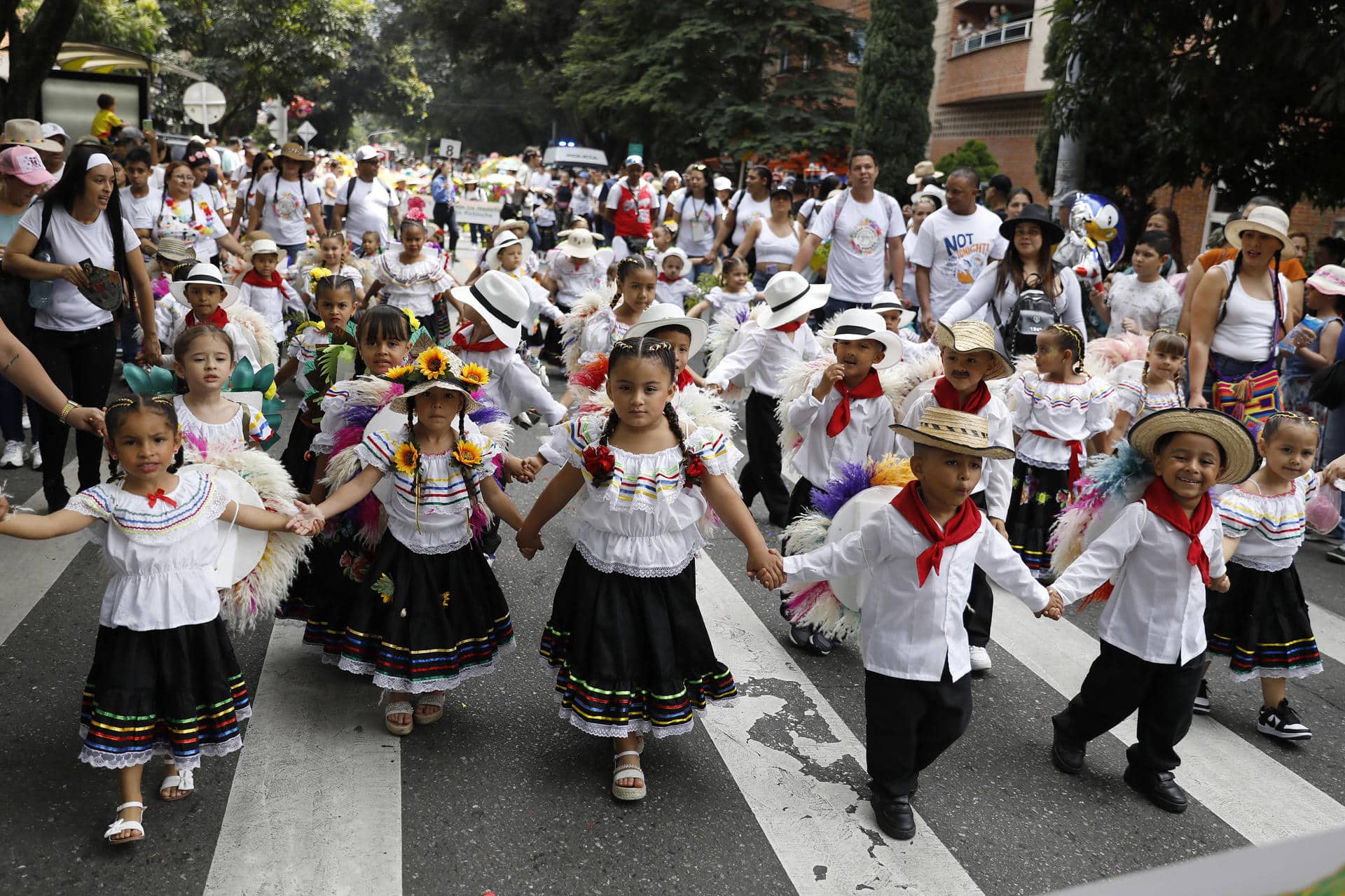 Fotografía de archivo del 3 de agosto de 2024 de un grupo de niños que participan en la edición 35 del Desfile de Silleteritos, en el inicio de la 67° Feria de las Flores, en Medellín (Colombia). EFE/Luis Eduardo Noriega Arboleda