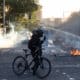 Manifestantes se enfrentan con policías durante una protesta por la conmemoración del quinto año desde el estallido social ocurrido en Chile, este viernes, en Santiago (Chile). EFE/ Ailen Díaz