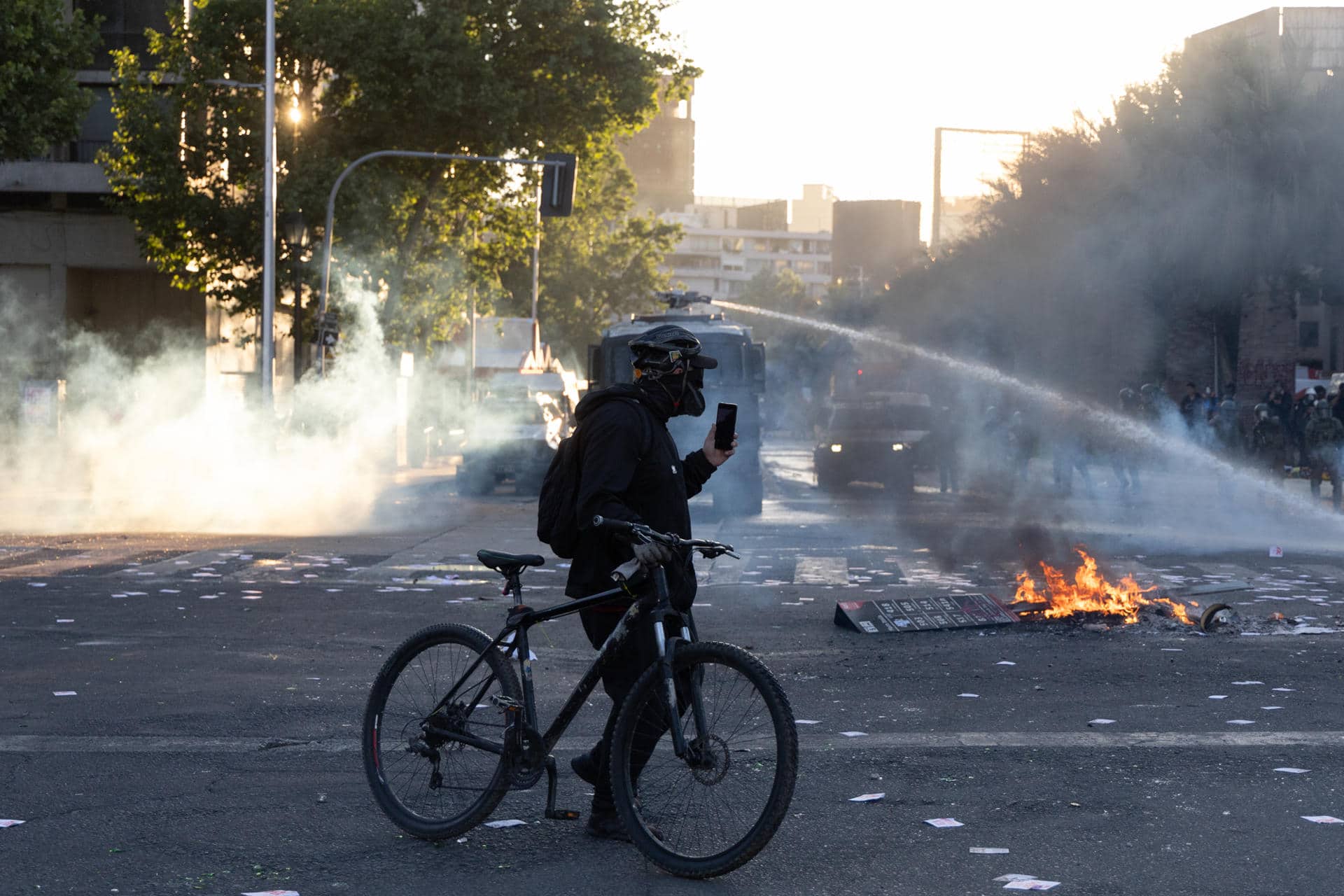 Manifestantes se enfrentan con policías durante una protesta por la conmemoración del quinto año desde el estallido social ocurrido en Chile, este viernes, en Santiago (Chile). EFE/ Ailen Díaz