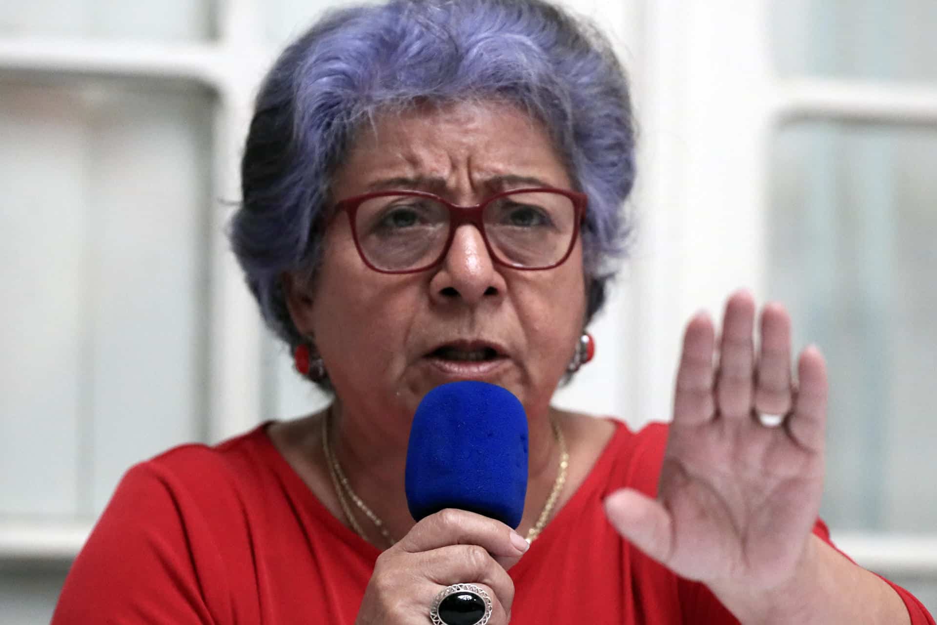 La coordinadora del Comité de Familiares de Detenidos Desaparecidos en Honduras (Cofadeh), Bertha Oliva, habla durante una conferencia de prensa este miércoles en Tegucigalpa (Honduras). EFE/STR