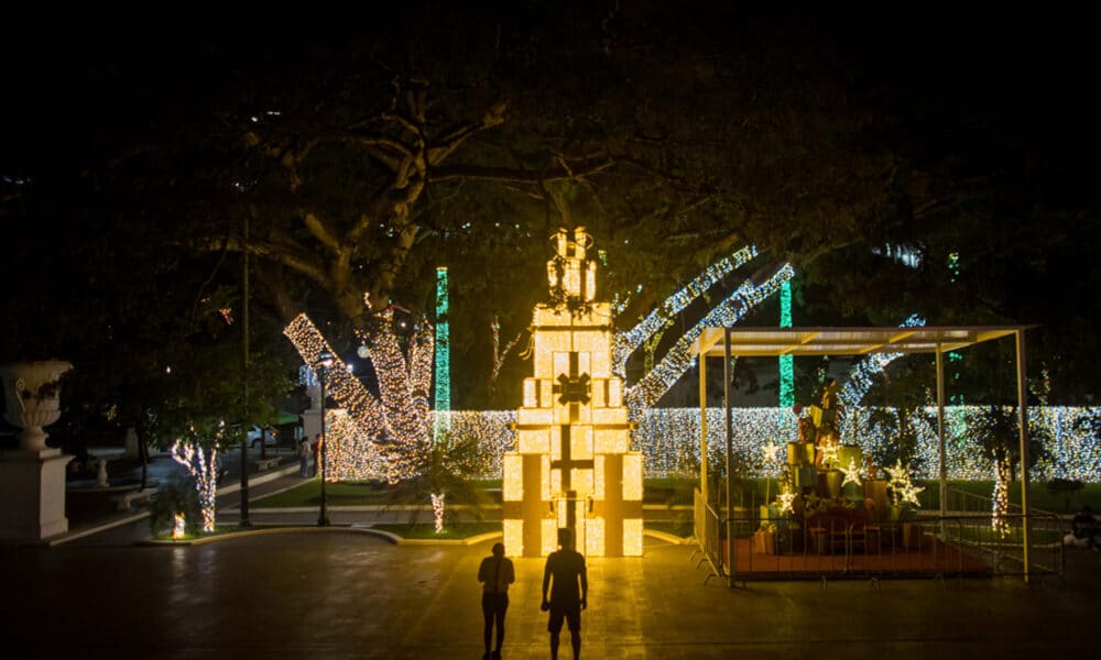 Fotografía de archivo del 1 de octubre de 2024 de dos personas que observan una decoración navideña en Caracas (Venezuela). EFE/ Miguel Gutiérrez