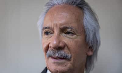 El periodista guatemalteco José Rubén Zamora Marroquín reacciona al llegar a una audiencia en la Torre de Tribunales en Ciudad de Guatemala (Guatemala). EFE/ David Toro