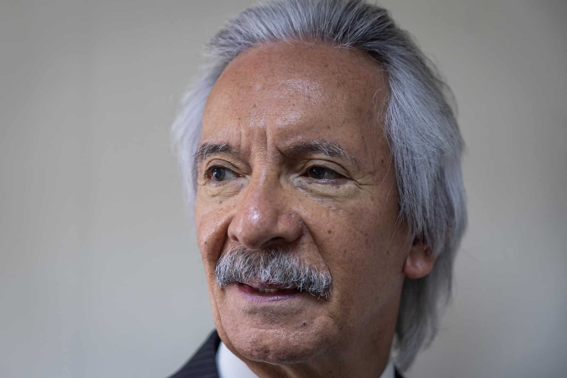 El periodista guatemalteco José Rubén Zamora Marroquín reacciona al llegar a una audiencia en la Torre de Tribunales en Ciudad de Guatemala (Guatemala). EFE/ David Toro