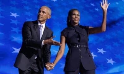 Fotografía de archivo del ex presidente estadounidense Barack Obama (i) junto a su esposa la ex primera dama estadounidense Michelle Obama (dcha.) durante la segunda noche de la Convención Nacional Demócrata (DNC) en el United Center de Chicago, Illinois, EE. UU., el 20 de agosto de 2024. EFE/EPA/Michael Reynolds