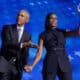 Fotografía de archivo del ex presidente estadounidense Barack Obama (i) junto a su esposa la ex primera dama estadounidense Michelle Obama (dcha.) durante la segunda noche de la Convención Nacional Demócrata (DNC) en el United Center de Chicago, Illinois, EE. UU., el 20 de agosto de 2024. EFE/EPA/Michael Reynolds