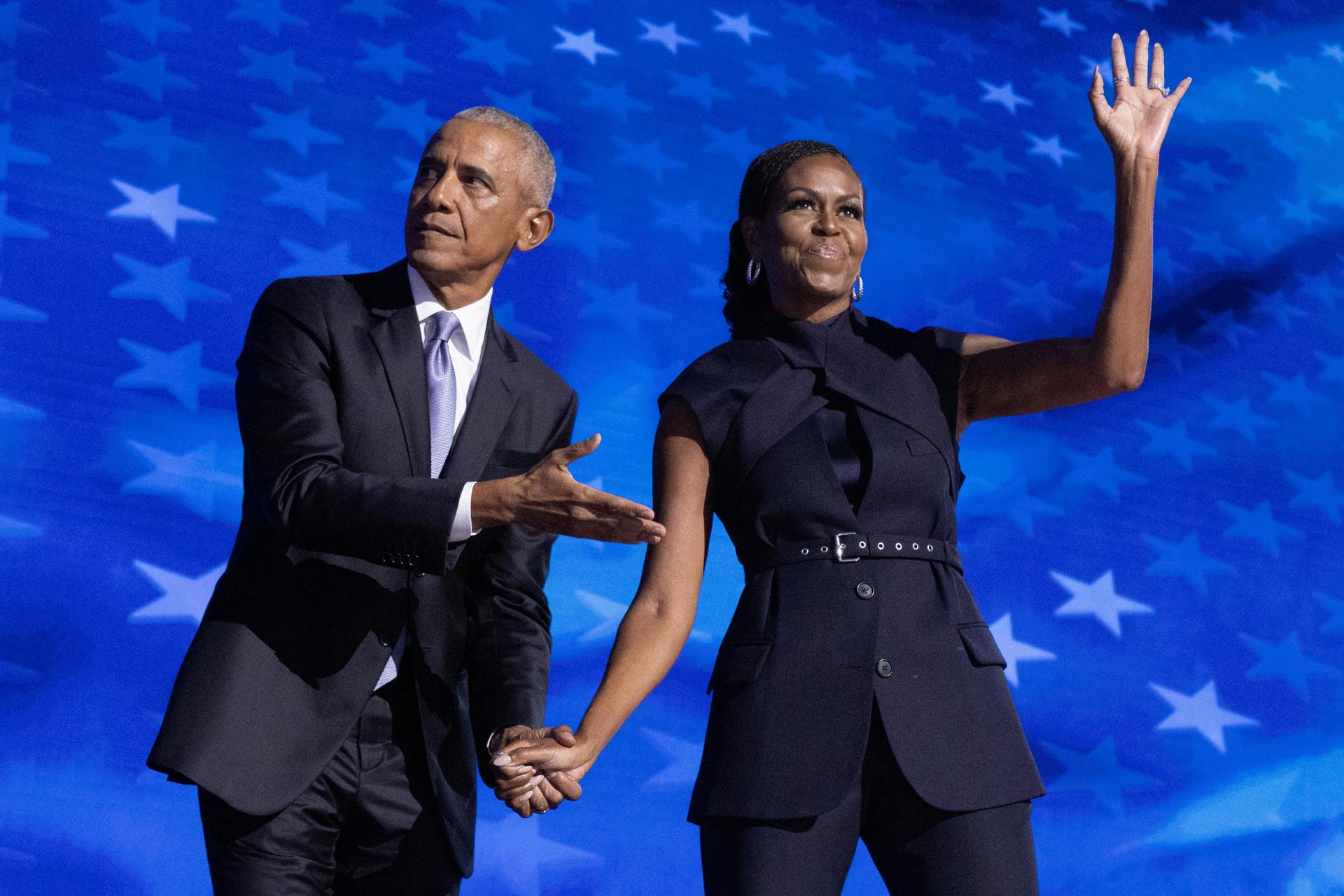 Fotografía de archivo del ex presidente estadounidense Barack Obama (i) junto a su esposa la ex primera dama estadounidense Michelle Obama (dcha.) durante la segunda noche de la Convención Nacional Demócrata (DNC) en el United Center de Chicago, Illinois, EE. UU., el 20 de agosto de 2024. EFE/EPA/Michael Reynolds