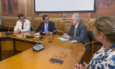 El exalcalde de Caracas Antonio Ledezma (d), el diputado socialista luso Paulo Rebelo (c) y José Antonio Vega (i), coordinador en España del comando de campaña de la líder opositora de Venezuela María Corina Machado y de González Urrutia, durante la reunión que mantuvieron este jueves en la Asamblea de la República (Parlamento) de Portugal. EFE/Susana Samhan