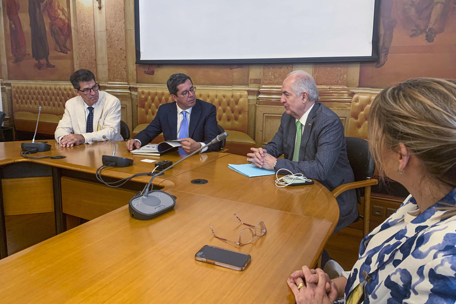 El exalcalde de Caracas Antonio Ledezma (d), el diputado socialista luso Paulo Rebelo (c) y José Antonio Vega (i), coordinador en España del comando de campaña de la líder opositora de Venezuela María Corina Machado y de González Urrutia, durante la reunión que mantuvieron este jueves en la Asamblea de la República (Parlamento) de Portugal. EFE/Susana Samhan