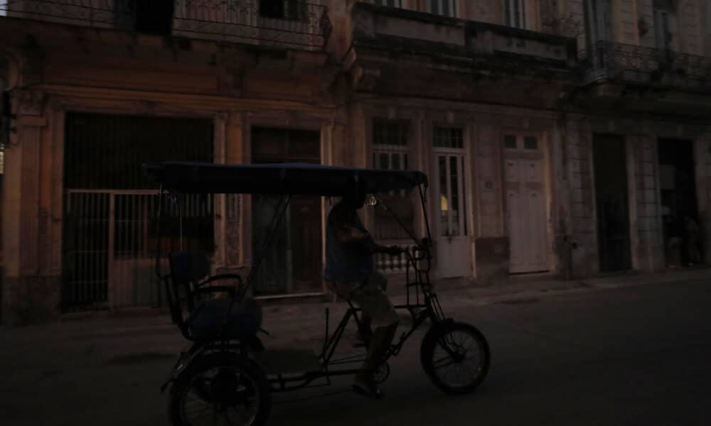 Fotografía de archivo de un bicitaxi que transita por una calle poco iluminada el 26 de marzo de 2024, en La Habana (Cuba). EFE/Yander Zamora