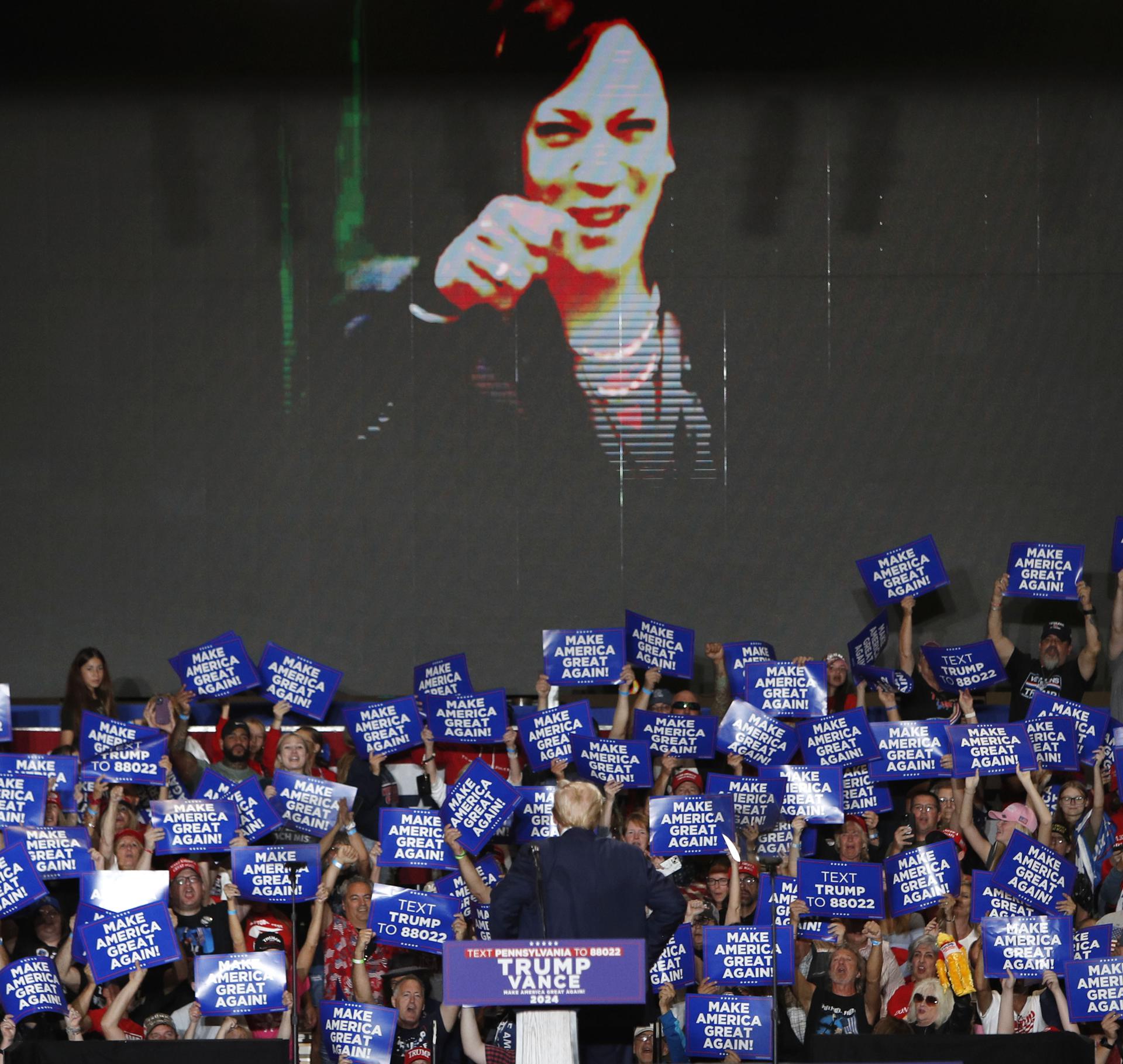 El expresidente estadounidense y candidato presidencial republicano Donald Trump y sus partidarios observan una proyección de video de la candidata presidencial demócrata Kamala Harris, el 29 de septiembre de 2024. (Elecciones) EFE/DAVID MAXWELL