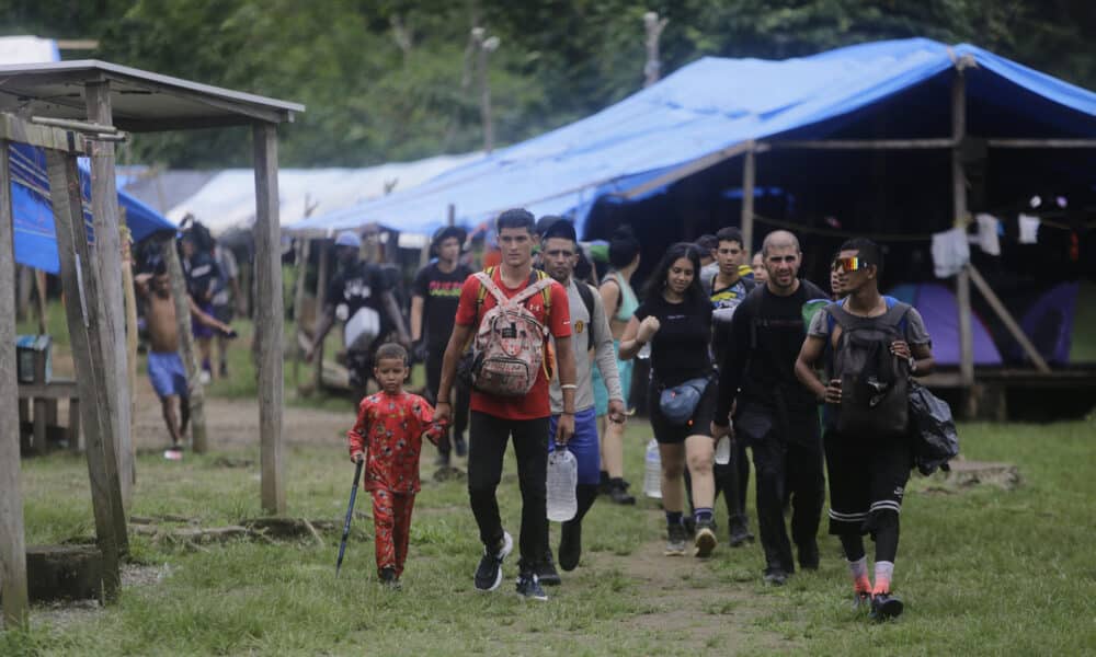 Imagen de archivo de migrantes de diferentes nacionalidades que cruzan un campamento en medio de un operativo en plena selva del Darién, frontera natural entre Colombia y Panamá. EFE/Carlos Lemos