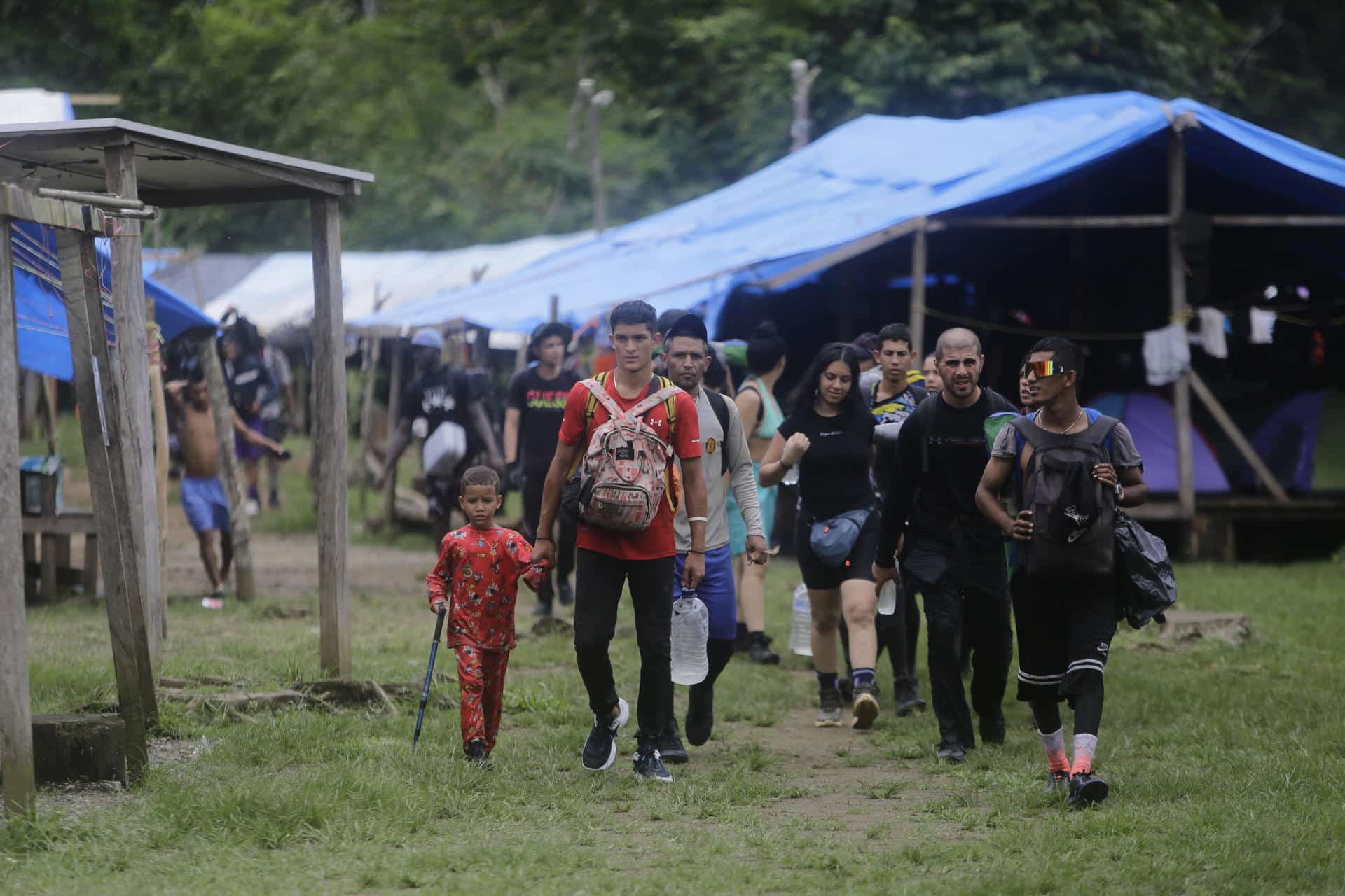 Imagen de archivo de migrantes de diferentes nacionalidades que cruzan un campamento en medio de un operativo en plena selva del Darién, frontera natural entre Colombia y Panamá. EFE/Carlos Lemos