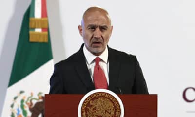 El secretario de Infraestructura, Comunicaciones y Transportes, Jesús Esteva, habla durante la conferencia de prensa matutina de la presidenta de México, Claudia Sheinbaum, este jueves, en el Palacio Nacional de la Ciudad de México (México). EFE/ José Méndez