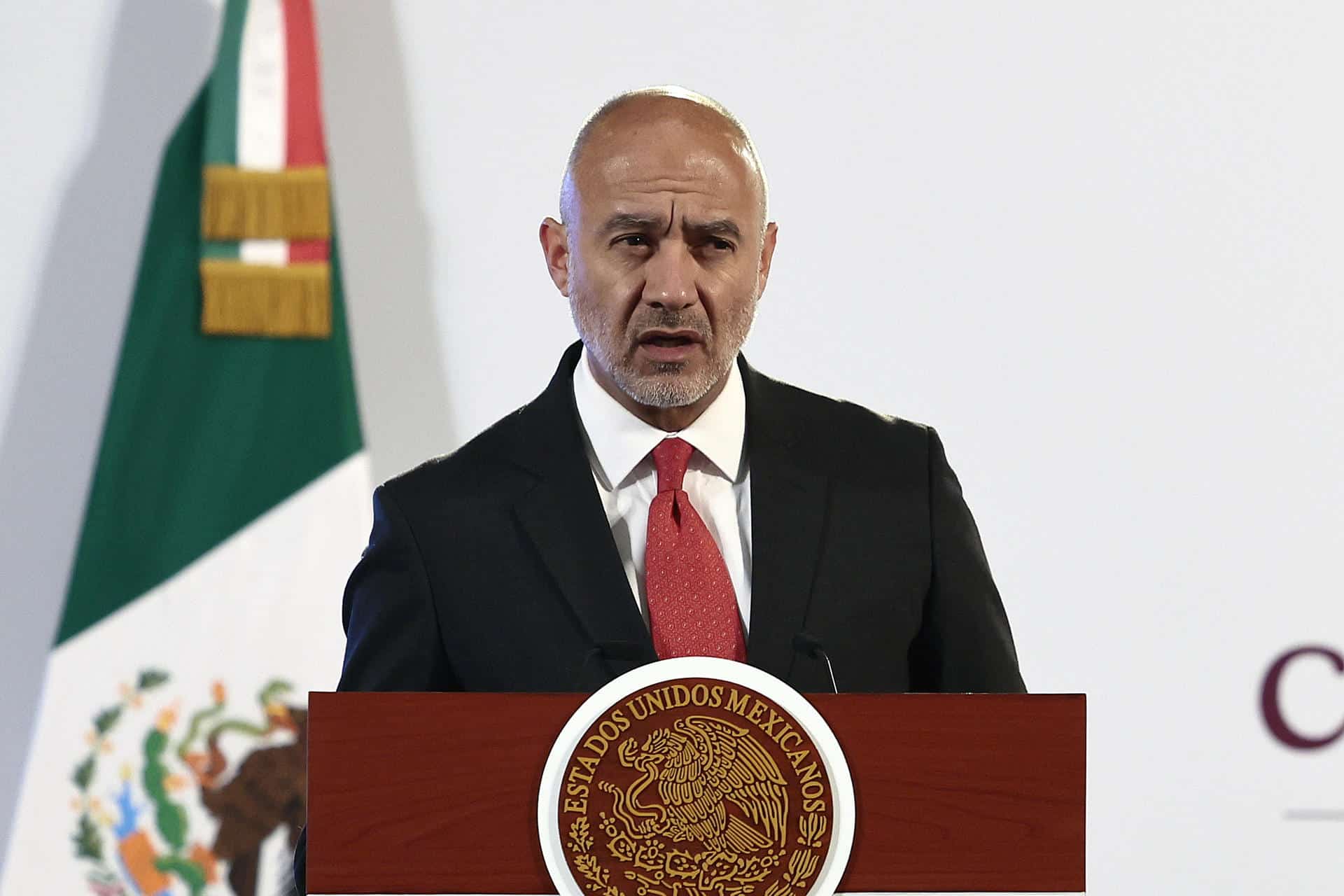 El secretario de Infraestructura, Comunicaciones y Transportes, Jesús Esteva, habla durante la conferencia de prensa matutina de la presidenta de México, Claudia Sheinbaum, este jueves, en el Palacio Nacional de la Ciudad de México (México). EFE/ José Méndez