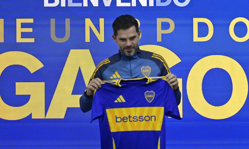 El ex futbolista argentino Fernando Gago posa con la camisa de Boca Juniors durante una rueda de prensa tras asumir como nuevo entrenador de Boca Juniors. EFE/ Matias Martin Campaya