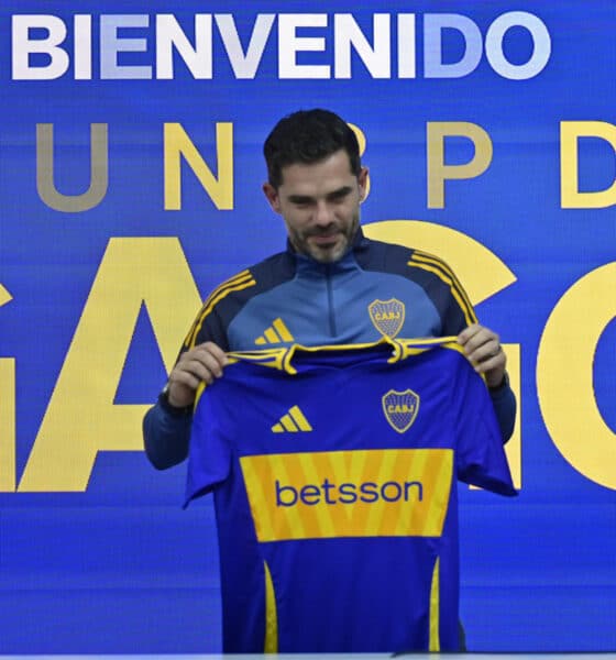 El ex futbolista argentino Fernando Gago posa con la camisa de Boca Juniors durante una rueda de prensa tras asumir como nuevo entrenador de Boca Juniors. EFE/ Matias Martin Campaya