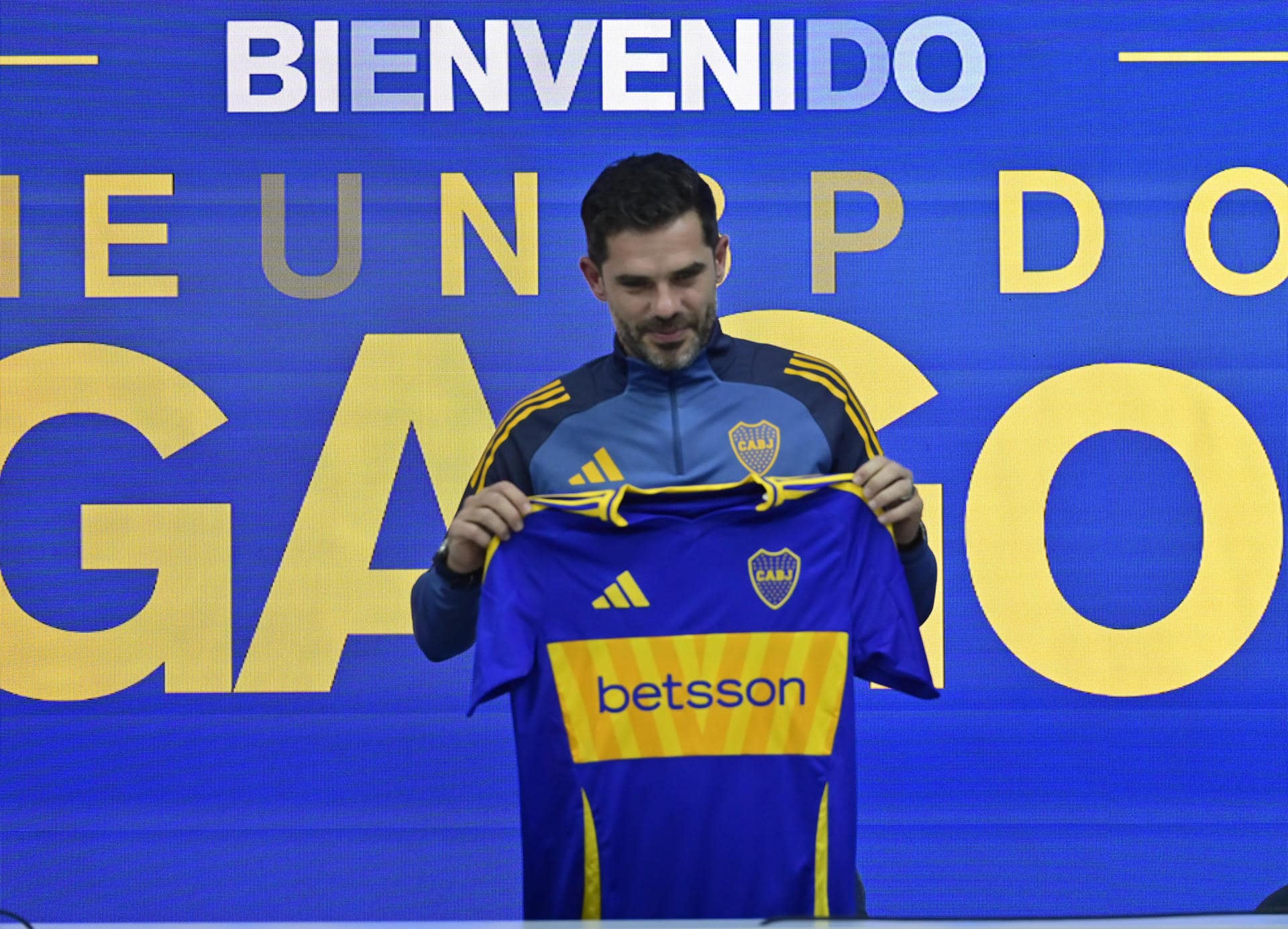 El ex futbolista argentino Fernando Gago posa con la camisa de Boca Juniors durante una rueda de prensa tras asumir como nuevo entrenador de Boca Juniors. EFE/ Matias Martin Campaya