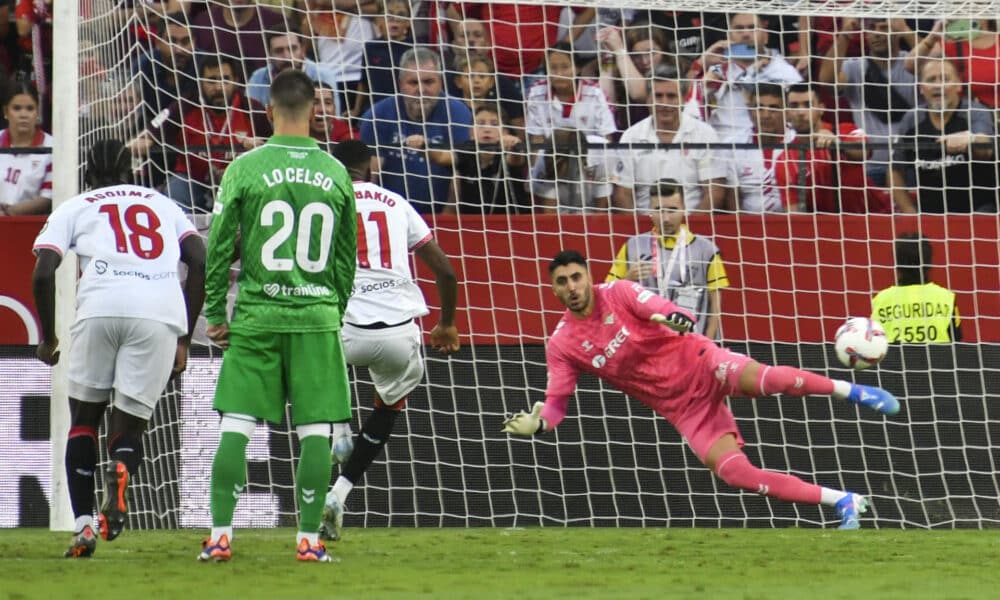 El centrocampista belga del Sevilla Dodi Lukebakio marca su gol de penalti durante el partido de la novena jornada de LaLiga que Sevilla FC y Real Betis disputaron en el estadio Ramón Sánchez-Pizjuán, en Sevilla. EFE/Raúl Caro.