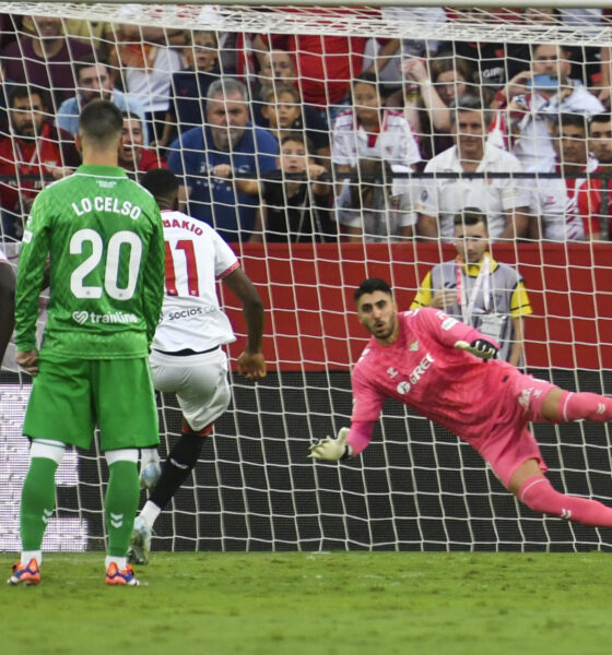 El centrocampista belga del Sevilla Dodi Lukebakio marca su gol de penalti durante el partido de la novena jornada de LaLiga que Sevilla FC y Real Betis disputaron en el estadio Ramón Sánchez-Pizjuán, en Sevilla. EFE/Raúl Caro.