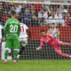 El centrocampista belga del Sevilla Dodi Lukebakio marca su gol de penalti durante el partido de la novena jornada de LaLiga que Sevilla FC y Real Betis disputaron en el estadio Ramón Sánchez-Pizjuán, en Sevilla. EFE/Raúl Caro.