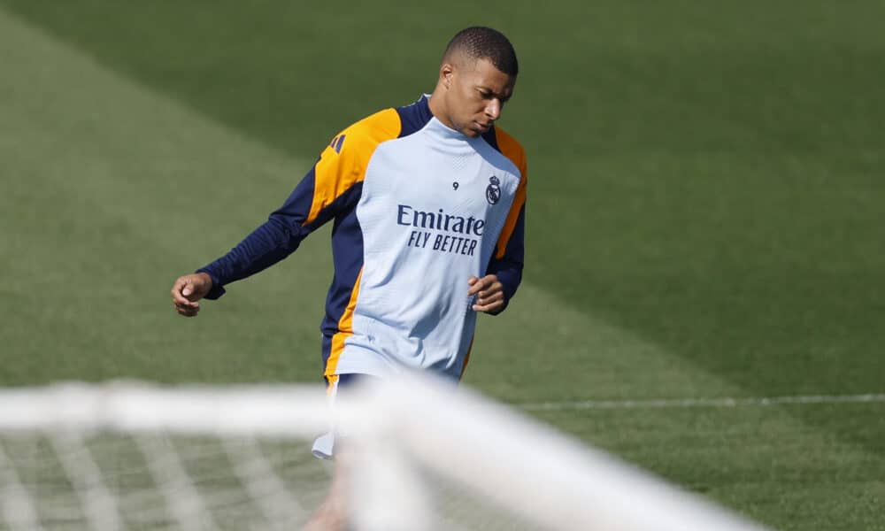 El jugador del Real Madrid Kylian Mbappé, durante un entrenamiento en la Ciudad Deportiva de Valdebebas. EFE/ Rodrigo Jiménez