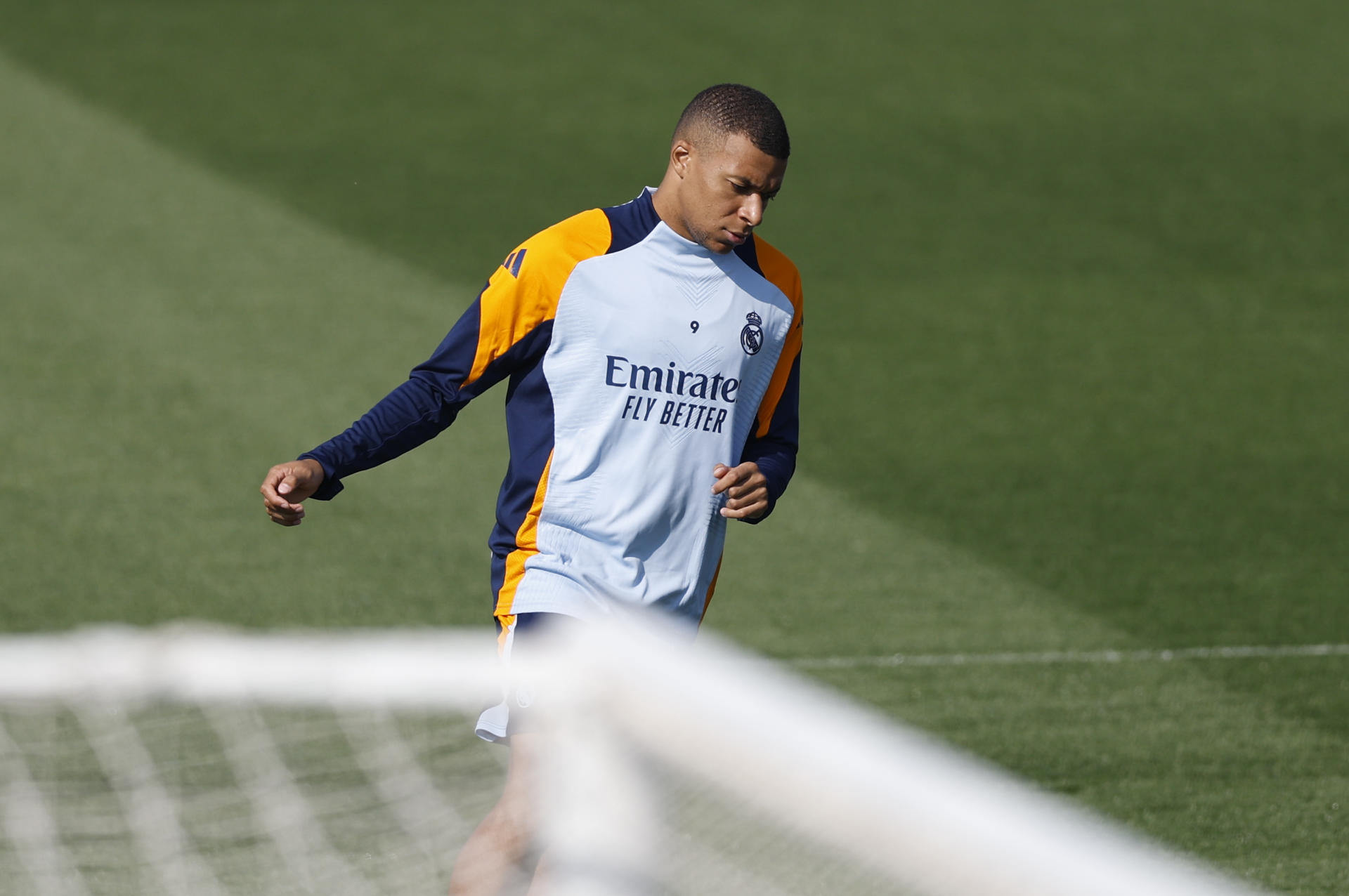 El jugador del Real Madrid Kylian Mbappé, durante un entrenamiento en la Ciudad Deportiva de Valdebebas. EFE/ Rodrigo Jiménez