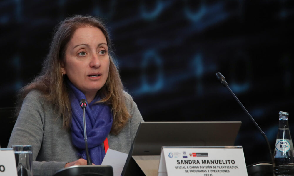 La oficial a cargo de la división de planificación de programas y operaciones de la Cepal, Sandra Manuelito, habla durante una sesión de la Comisión Económica para América Latina y el Caribe (Cepal) este 11 de octubre de 2024, en Lima (Perú). EFE/ STR