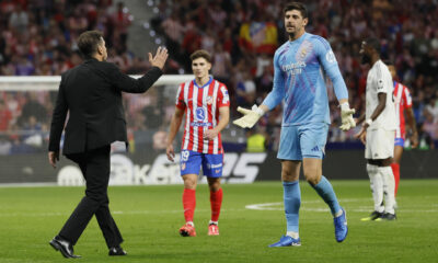 El portero del Real Madrid Thibaut Courtois (d) conversa con el entrenador del Atlético, Diego Simeone (i), durante el partido de la LaLiga EA Sports que Atlético de Madrid y Real Madrid en el estadio Civitas Metropolitano. EFE/Ballesteros