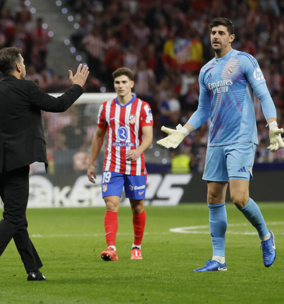 El portero del Real Madrid Thibaut Courtois (d) conversa con el entrenador del Atlético, Diego Simeone (i), durante el partido de la LaLiga EA Sports que Atlético de Madrid y Real Madrid en el estadio Civitas Metropolitano. EFE/Ballesteros