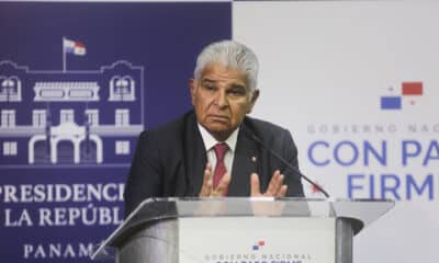 El presidente panameño, José Raúl Mulino, habla en conferencia de prensa en el anfiteatro de la presidencia este jueves, en Ciudad de Panamá (Panamá). EFE/Carlos Lemos