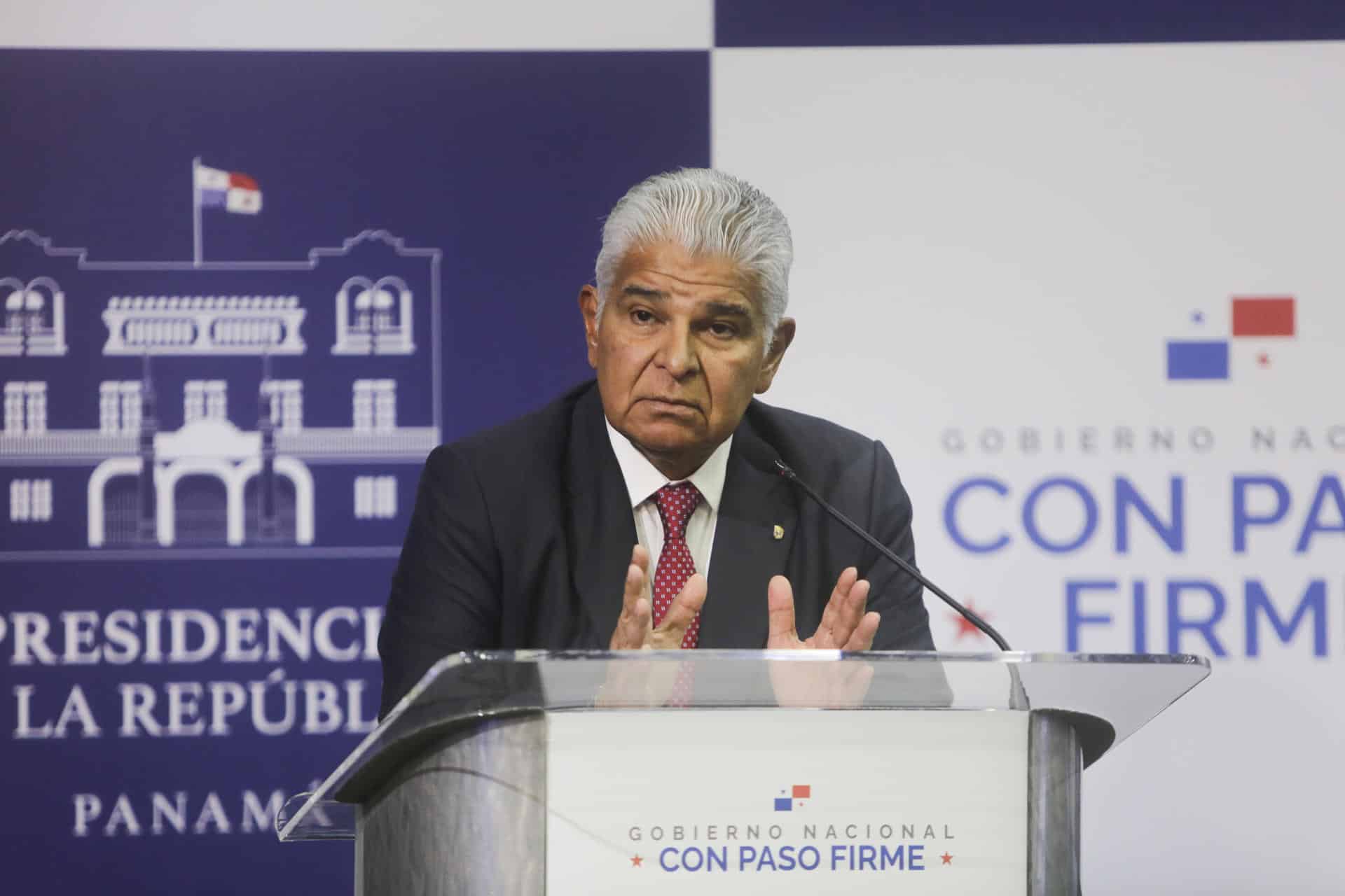 El presidente panameño, José Raúl Mulino, habla en conferencia de prensa en el anfiteatro de la presidencia este jueves, en Ciudad de Panamá (Panamá). EFE/Carlos Lemos