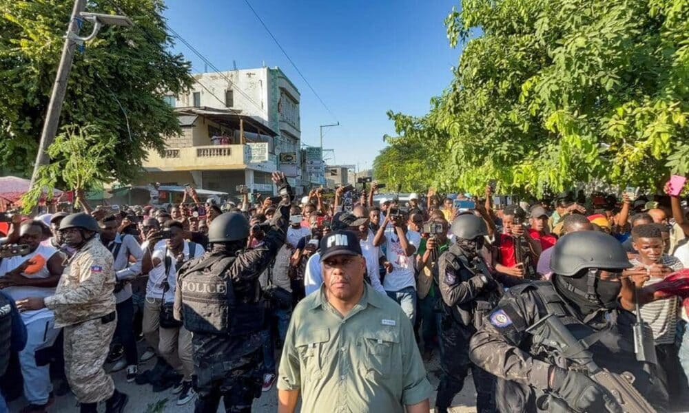 Fotografía cedida por la oficina del Primer Ministro de Haití, Garry Conille (c), durante una visita al hospital Saint-Nicolas. El Gobierno haitiano está en alerta, movilizando estructuras estatales, 24 horas después del ataque armado de la banda Gran Griff en Pont Sonde, en la comuna de Saint-Marc, en Artibonite, a unos 100 kilómetros de Puerto Príncipe, que ha dejado más de 70 muertos, entre ellos mujeres y niños. EFE/ Oficina del Primer Ministro