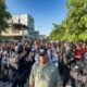 Fotografía cedida por la oficina del Primer Ministro de Haití, Garry Conille (c), durante una visita al hospital Saint-Nicolas. El Gobierno haitiano está en alerta, movilizando estructuras estatales, 24 horas después del ataque armado de la banda Gran Griff en Pont Sonde, en la comuna de Saint-Marc, en Artibonite, a unos 100 kilómetros de Puerto Príncipe, que ha dejado más de 70 muertos, entre ellos mujeres y niños. EFE/ Oficina del Primer Ministro