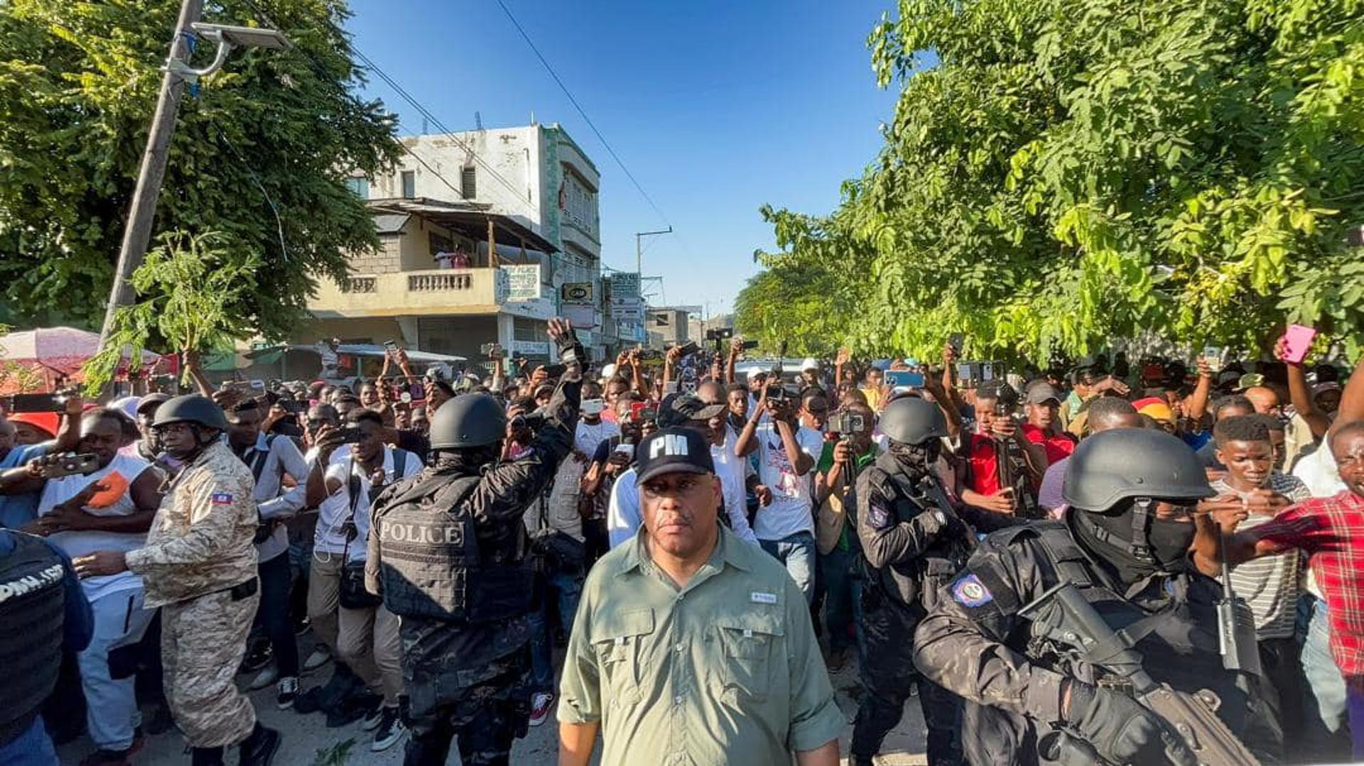 Fotografía cedida por la oficina del Primer Ministro de Haití, Garry Conille (c), durante una visita al hospital Saint-Nicolas. El Gobierno haitiano está en alerta, movilizando estructuras estatales, 24 horas después del ataque armado de la banda Gran Griff en Pont Sonde, en la comuna de Saint-Marc, en Artibonite, a unos 100 kilómetros de Puerto Príncipe, que ha dejado más de 70 muertos, entre ellos mujeres y niños. EFE/ Oficina del Primer Ministro