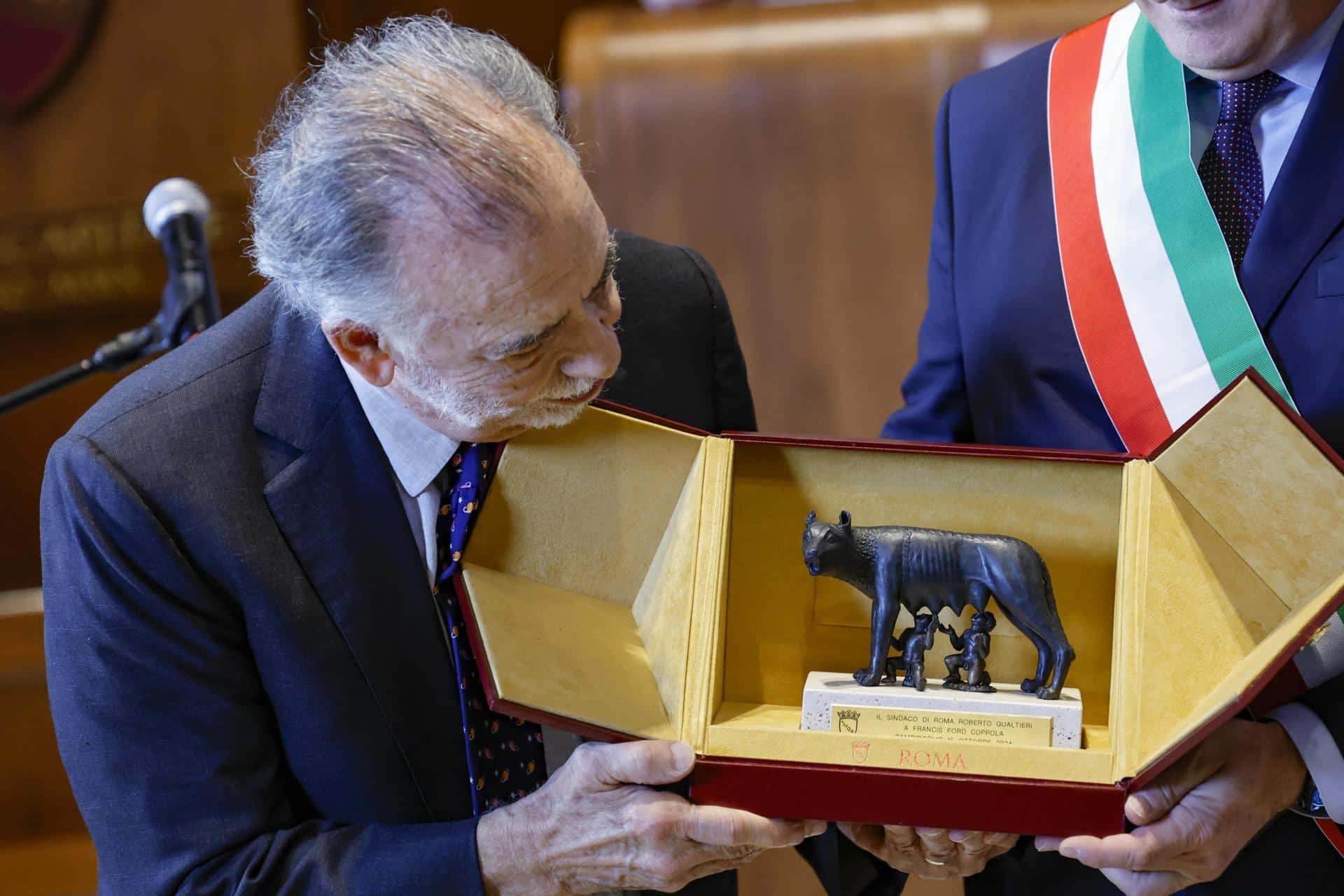 El director estadounidense Francis Ford Coppola recibe el premio Lupa Capitolina, en Roma, Italia, el 15 de octubre de 2024. (Cine, Italia, Roma) EFE/EPA/FABIO FRUSTAC