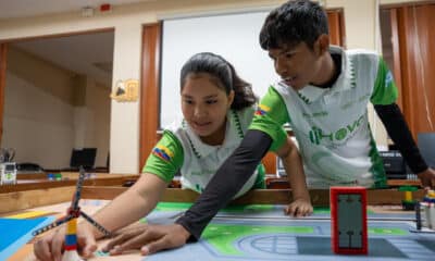 Jóvenes trabajan en un prototipo de robot en la ciudadela Nueva Prosperina, en la ciudad de Guayaquil (Ecuador). EFE/ Mauricio Torres