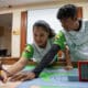 Jóvenes trabajan en un prototipo de robot en la ciudadela Nueva Prosperina, en la ciudad de Guayaquil (Ecuador). EFE/ Mauricio Torres