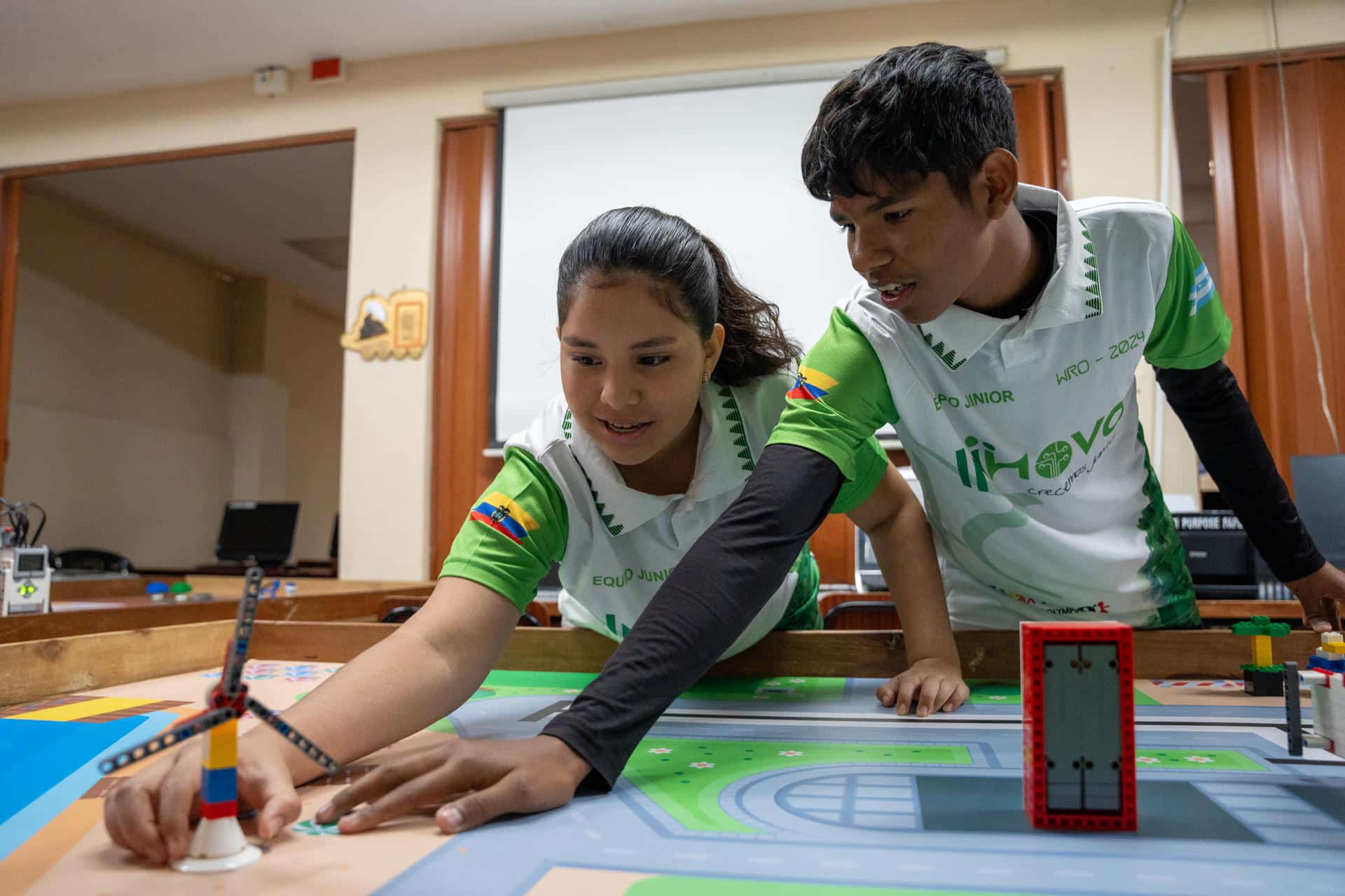 Jóvenes trabajan en un prototipo de robot en la ciudadela Nueva Prosperina, en la ciudad de Guayaquil (Ecuador). EFE/ Mauricio Torres